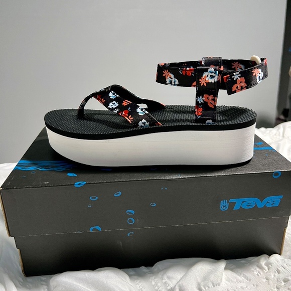 New Teva Black Floral Platform Sandals - Picture 2 of 8